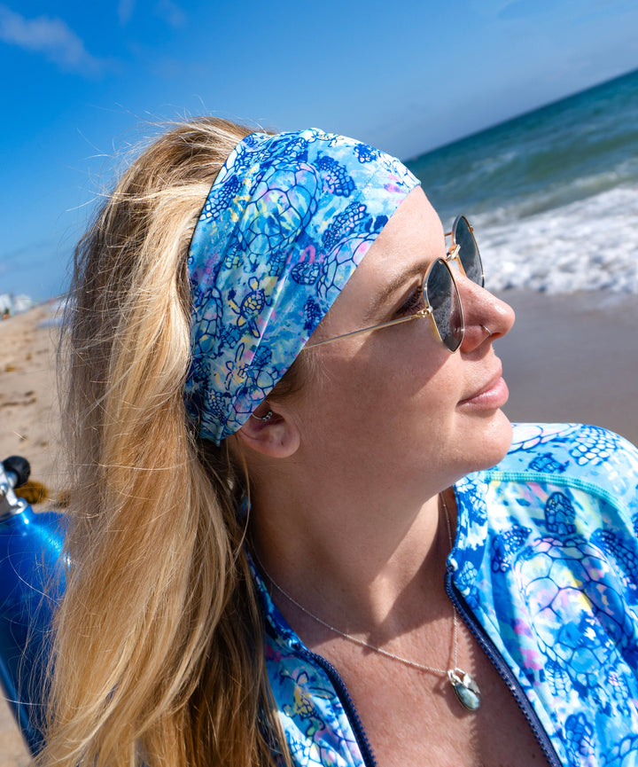 Diver wearing the Turtle Tie Dye headband